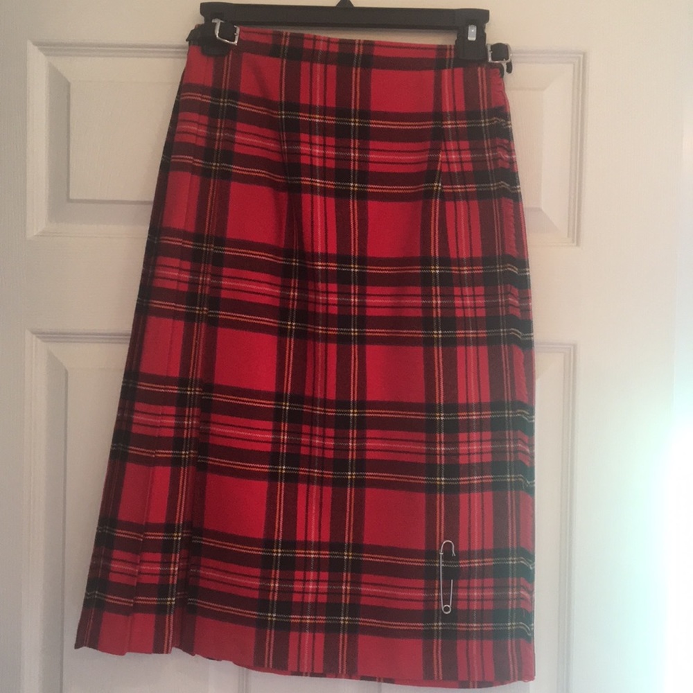 Beautiful plaid skirt. Made in Ireland 🇮🇪